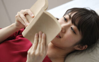 本を読む女性