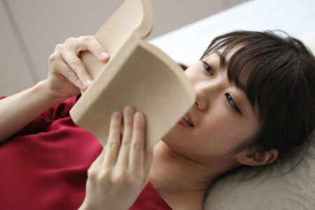 本を読む女性