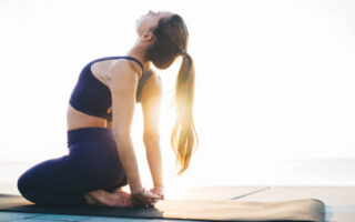 ヨガを楽しむ女性