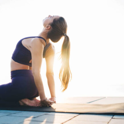 ヨガを楽しむ女性