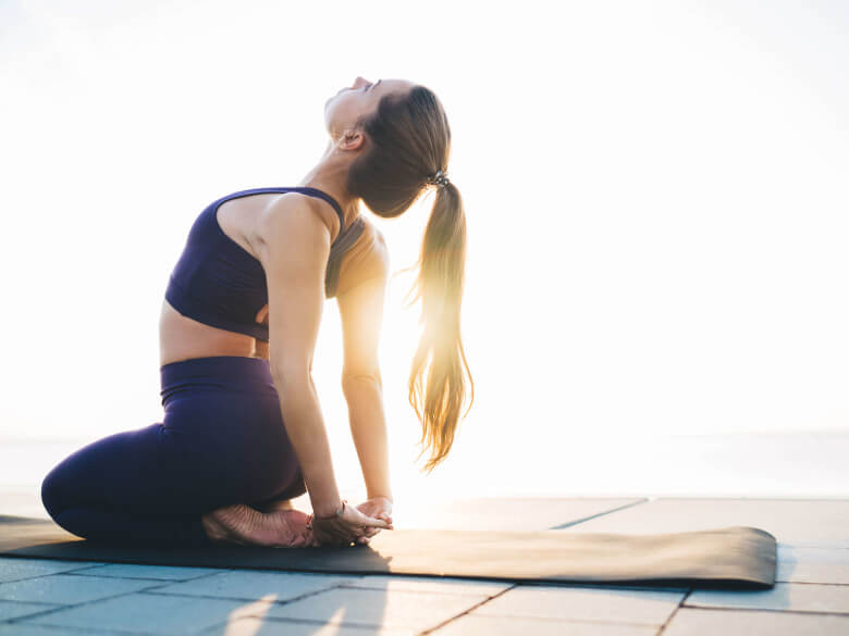 ヨガを楽しむ女性